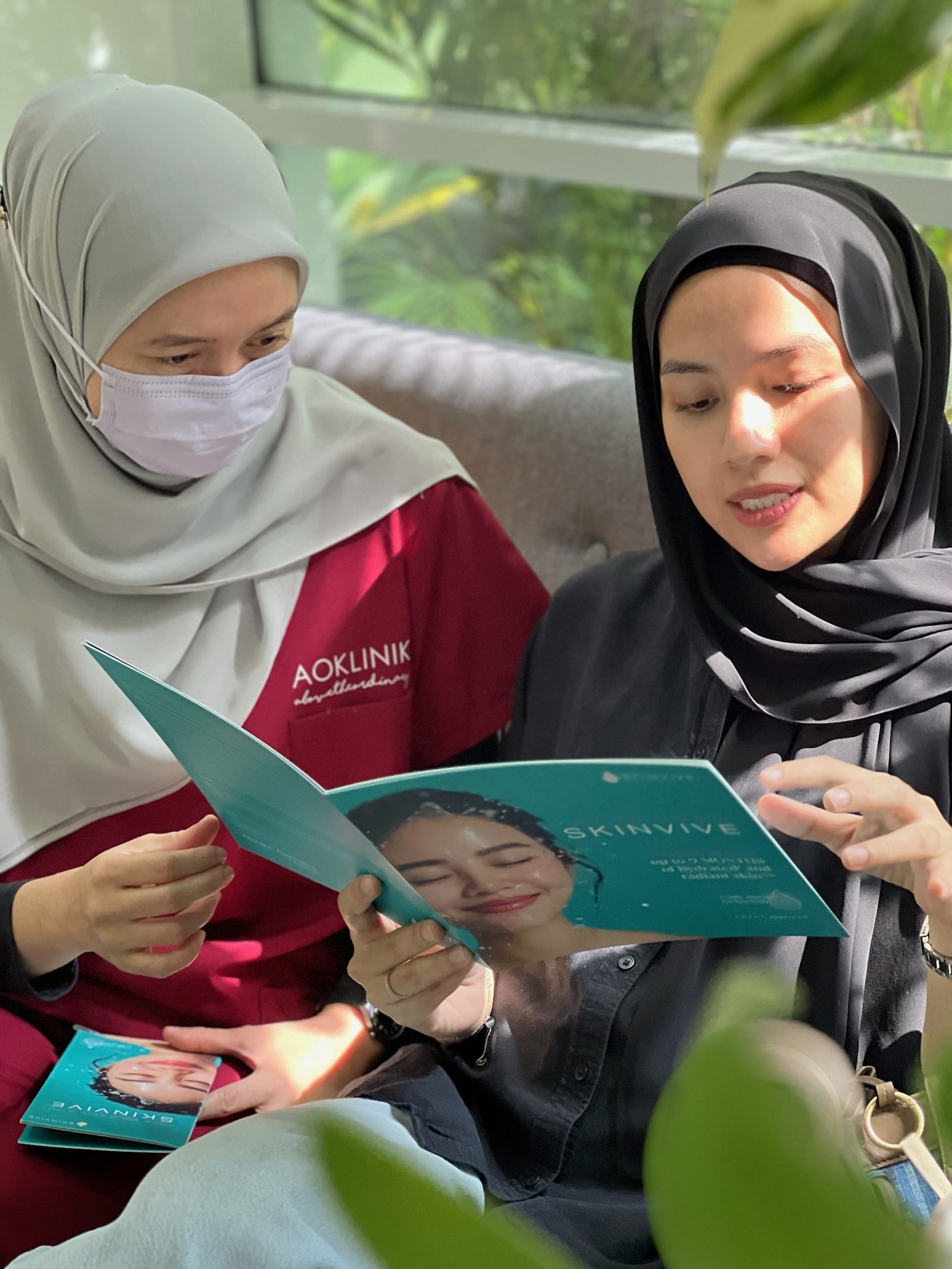 An unhurried consultation at AOKLINIK Penang: doctor-led, brochure in hand, no pressure